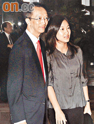 徐子淇女儿百日五头鲍鱼宴客 郑裕彤送金猪(图)