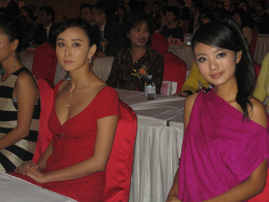 安以轩与华谊女星争奇斗艳 被传即将跳入新东