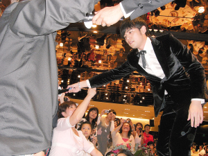 �����ܽ��׳�����������̨�ݳ�����ǩ�ۻ�(ͼ)