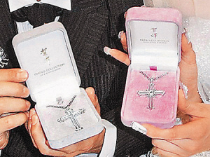 �����ܽ��׳�����������̨�ݳ�����ǩ�ۻ�(ͼ)