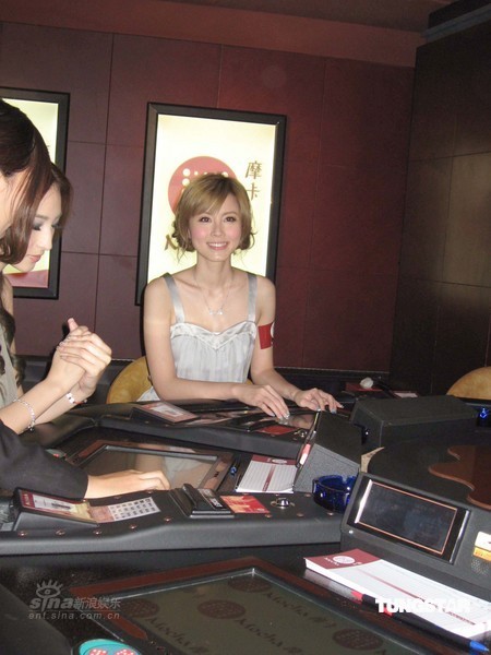 吴佩慈傅颖出席新店开幕 与路人玩互动游戏【图】