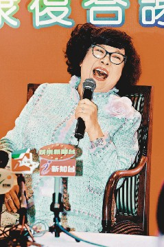 香港“银色七鼠”成员为好友沈殿霞祈福(附图)