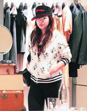 沈殿霞入院第三天情况良好 与女儿拉钩保证戒口