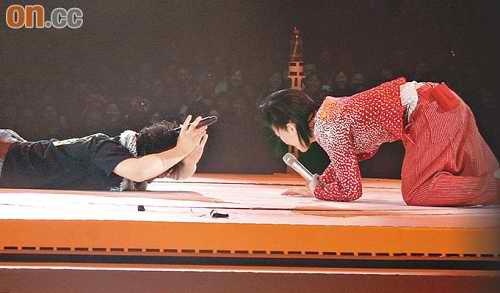 陈奕迅怕老婆隔空吻千嬅 冒死跳舞台亲近旧情人