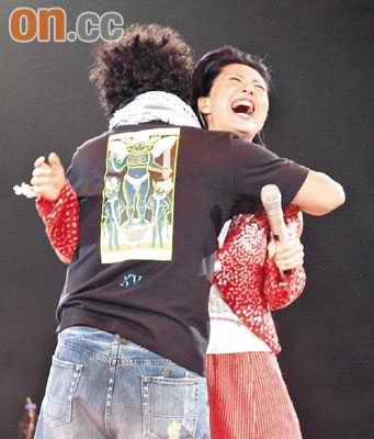 陈奕迅怕老婆隔空吻千嬅 冒死跳舞台亲近旧情人