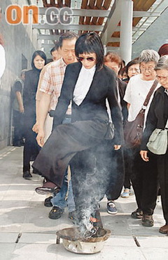 罗家英送别亡母哭断肠 汪明荃听悼词落泪【图】