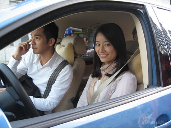 林心如钟汉良闹市拍车戏 众人围观签名拍照(图