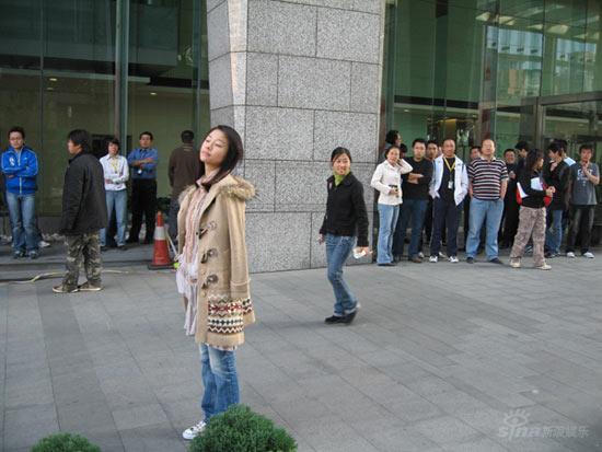 林心如钟汉良闹市拍车戏 众人围观签名拍照(图