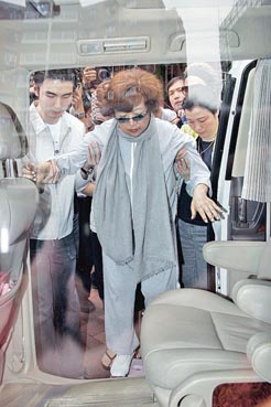 沈殿霞平安出院先赴发廊入院当日险成植物人