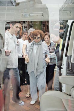 沈殿霞平安出院先赴发廊入院当日险成植物人