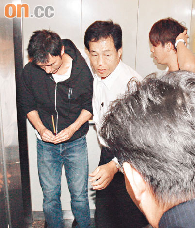 许志安强忍泪水为父亲设灵郑秀文默默守护(图)