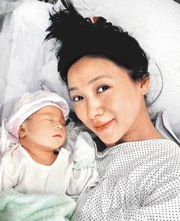 翁虹接受新浪独家采访坦言努力适应妈妈角色