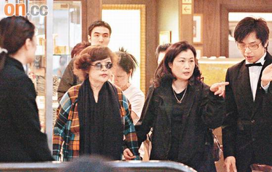 沈殿霞享下午茶吃雪糕市民沿途祝福健康(附图)
