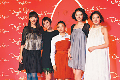 熊黛林与乐基儿同场走秀不慎说漏去过郭富城家
