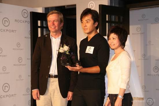 郑伊健上海帅气走秀 称暂不想与蒙嘉慧结婚【图】