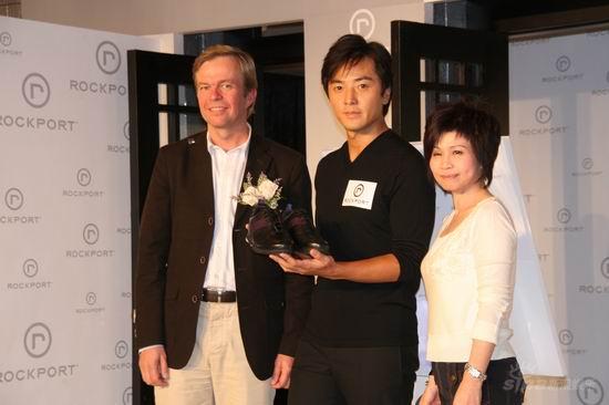郑伊健上海帅气走秀 称暂不想与蒙嘉慧结婚【图】