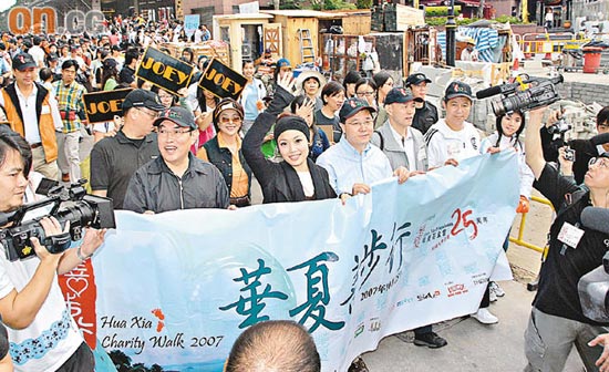 容祖儿睡过头迟到 自拆金漆招牌以笑遮尴尬【图】