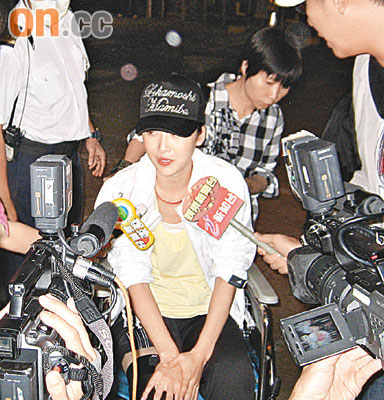 周丽淇台庆排舞转身出事伤右膝盖紧急入院(图)