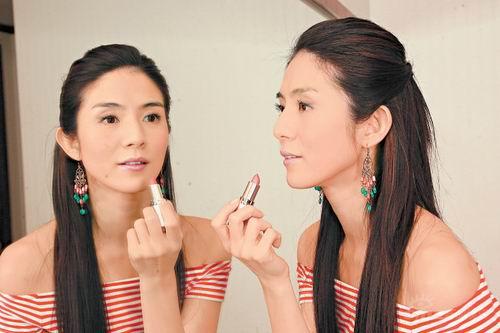 杨采妮公开独门护肤心得 秀香肩内外美兼顾【图】