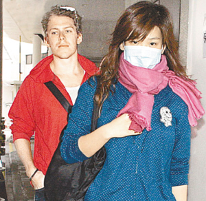 肥肥沈殿霞再度入院女儿带口罩低调探望(图)