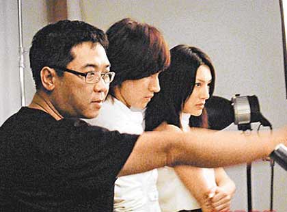 言承旭和女模贴身玩射击 新广告关锦鹏掌镜【图】