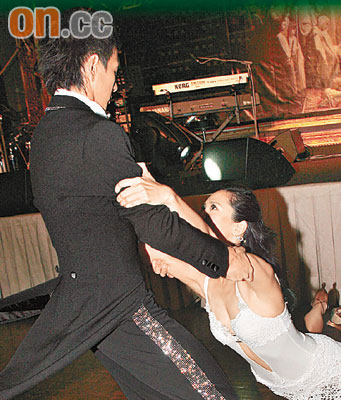 香港艺人万圣派对 曾志伟郭羡妮装尴尬热舞【图】