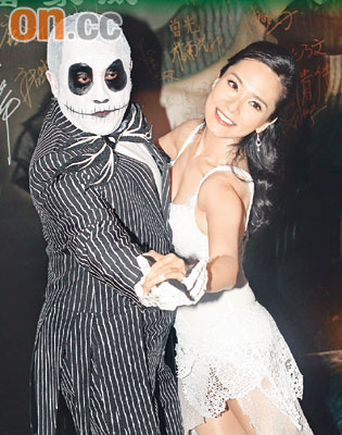 香港艺人万圣派对 曾志伟郭羡妮装尴尬热舞【图】