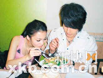 吴尊张韶涵印尼公开约会二人甜蜜共进餐(组图)