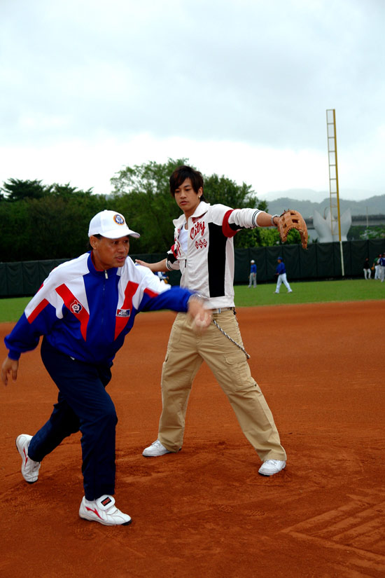 何润东向王建明老师求救 否认强压苏有朋(图)