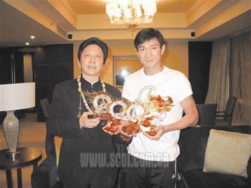 刘德华成都演唱会今晚唱响包机抵蓉露面仅8秒
