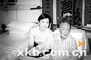 林青霞拜望季羡林老人赠送米色羊毛围巾(附图)