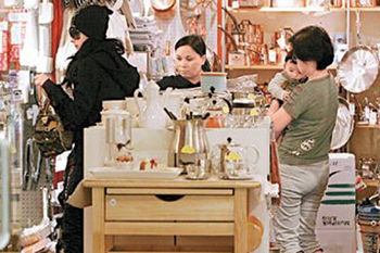 张柏芝首度抱爱子逛街 母子装亮相聊妈妈经【图】