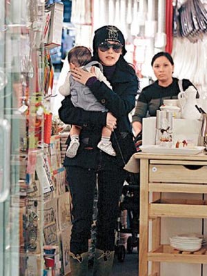 张柏芝首度抱爱子逛街 母子装亮相聊妈妈经【图】
