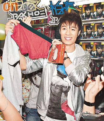 薛凯琪牢记郑秀文提携 刷卡买碟鼓励新人【图】