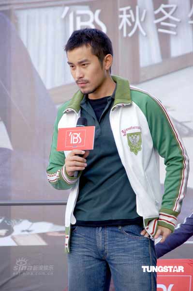 张孝全代言牛仔裤 现场换裤子献出电臀处女秀