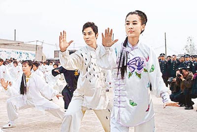 谭耀文黄圣依宣传新剧大耍太极为奥运热身(图)