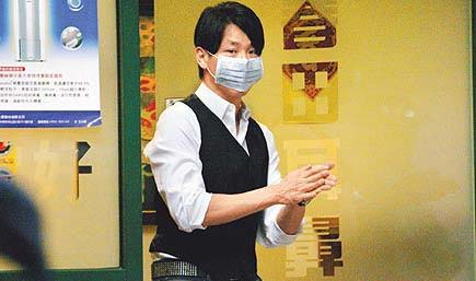 走出诊所时,陶喆用酒精水搓手,口罩盖不住泡泡眼