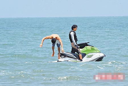 纵身跳入海中