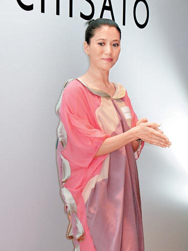 袁咏仪穿松身裙被疑怀孕称儿子比工作更重(图)