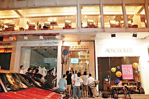 2008年8月13日,香港,钟欣桐(阿娇)与好姐妹蔡卓妍到中环一著名发廊理发,整装待发为复出铺路。一班记者在发型屋大厦的入口等至深夜仍然毫无所获。