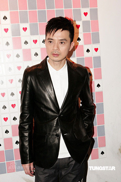 黄耀明与新港姐出席派对 期待在京开演唱会(图)