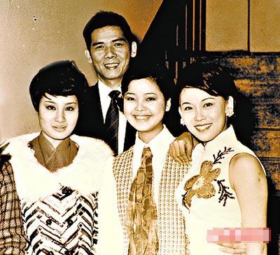 侯世宏(左二)曾与杨丽花(左起)、邓丽君、姚苏蓉等艺人合作