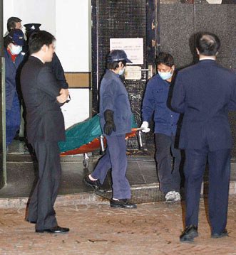 警方由酒店将尸体抬走