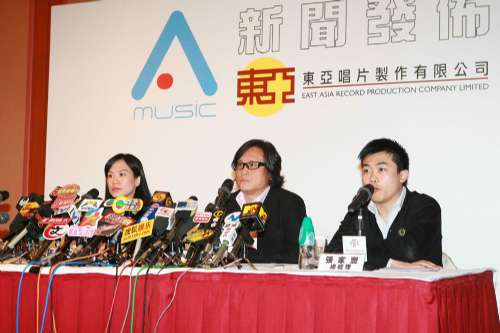 A Music三位高层总经理张家丰(右起)、行政总裁王凯文及高级市场经理区颖儿出席记者会