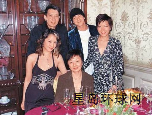 陈冠希一家人合照