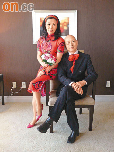 身穿红色旗袍的阿姐与家英哥拍下婚照,与大众分享喜悦
