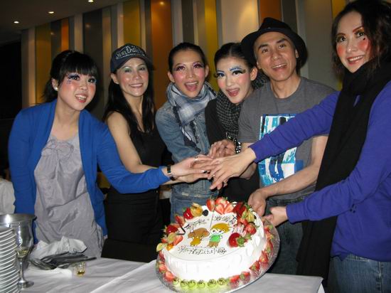 汤宝如,黄凯芹,李彩华,蔡少芬,雷安娜,dj阿恺(右起)