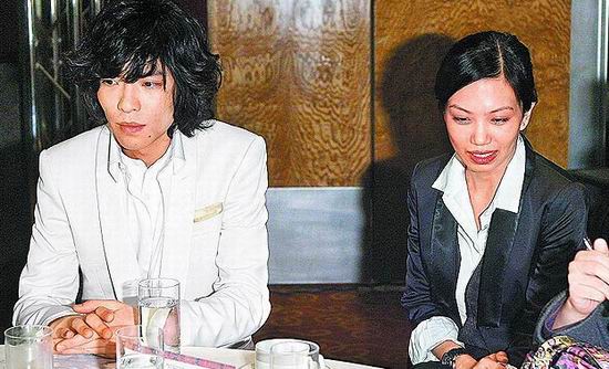 萧敬腾(左)与华纳签约时不擅应对,Summer在旁陪伴受访
