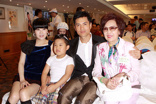 吕良伟与太太杨小娟,儿子吕善扬,契妈李香琴