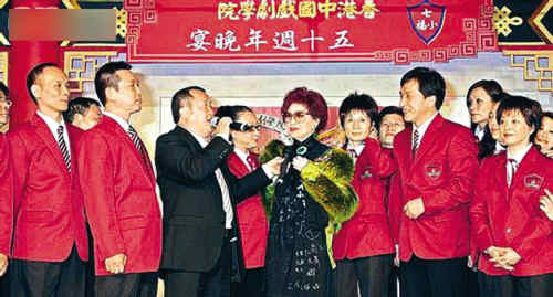 香港"七小福50周年庆典晚宴"日前举行,席上更有慈善拍卖活动.